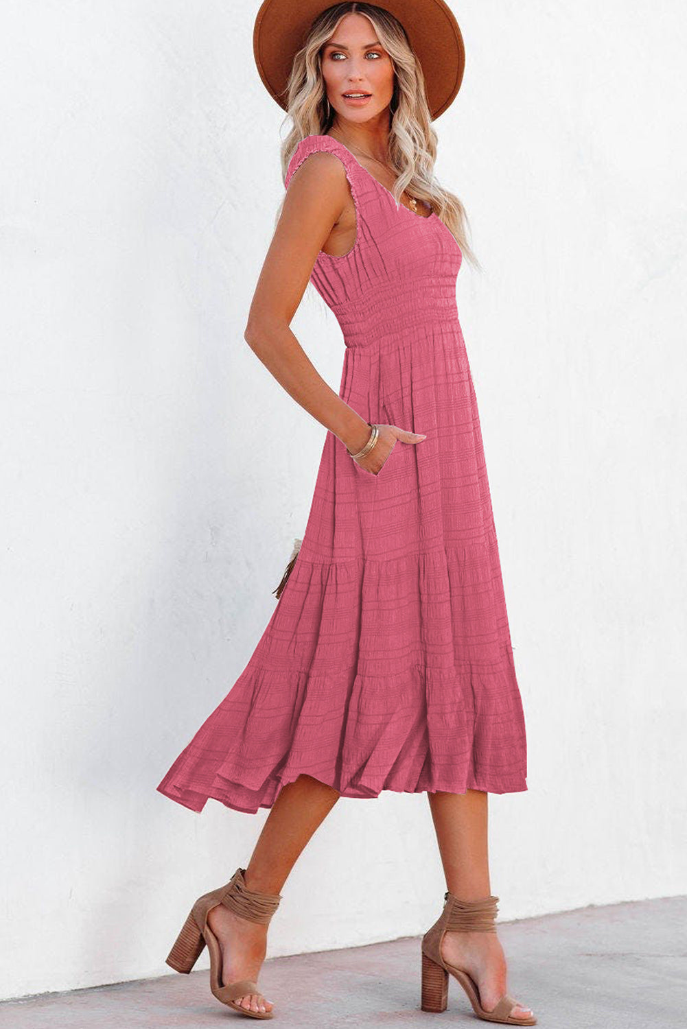 Ärmelloses Midikleid mit eckigem Ausschnitt und gerafften Falten in Rosa