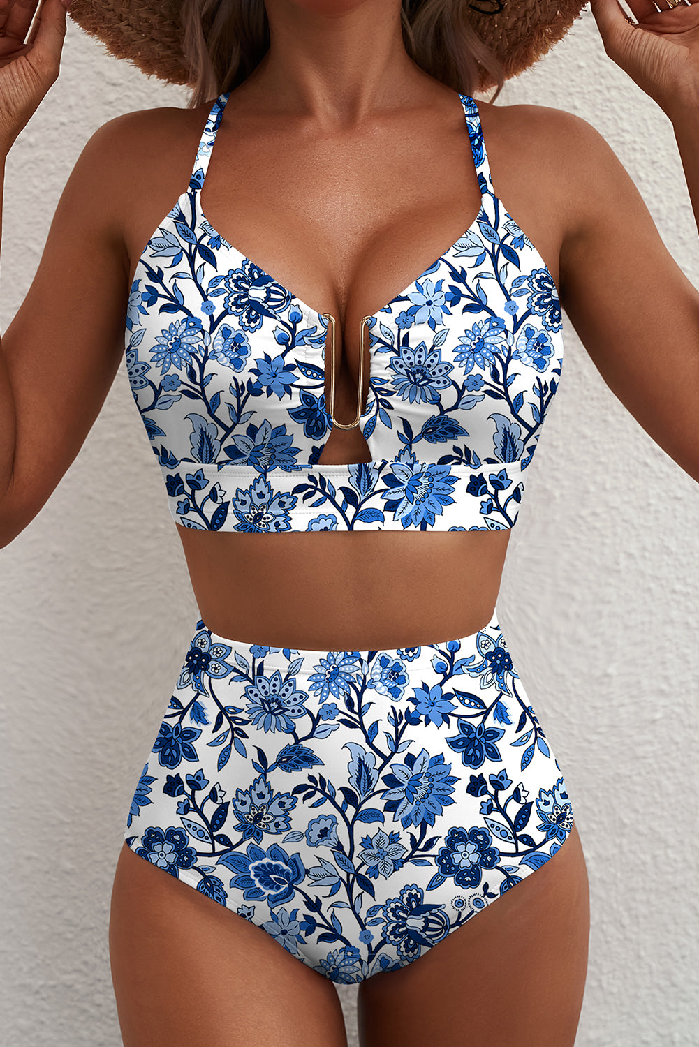 Conjunto de bikini de talle alto con escote en V y detalles metálicos con estampado floral azul.
