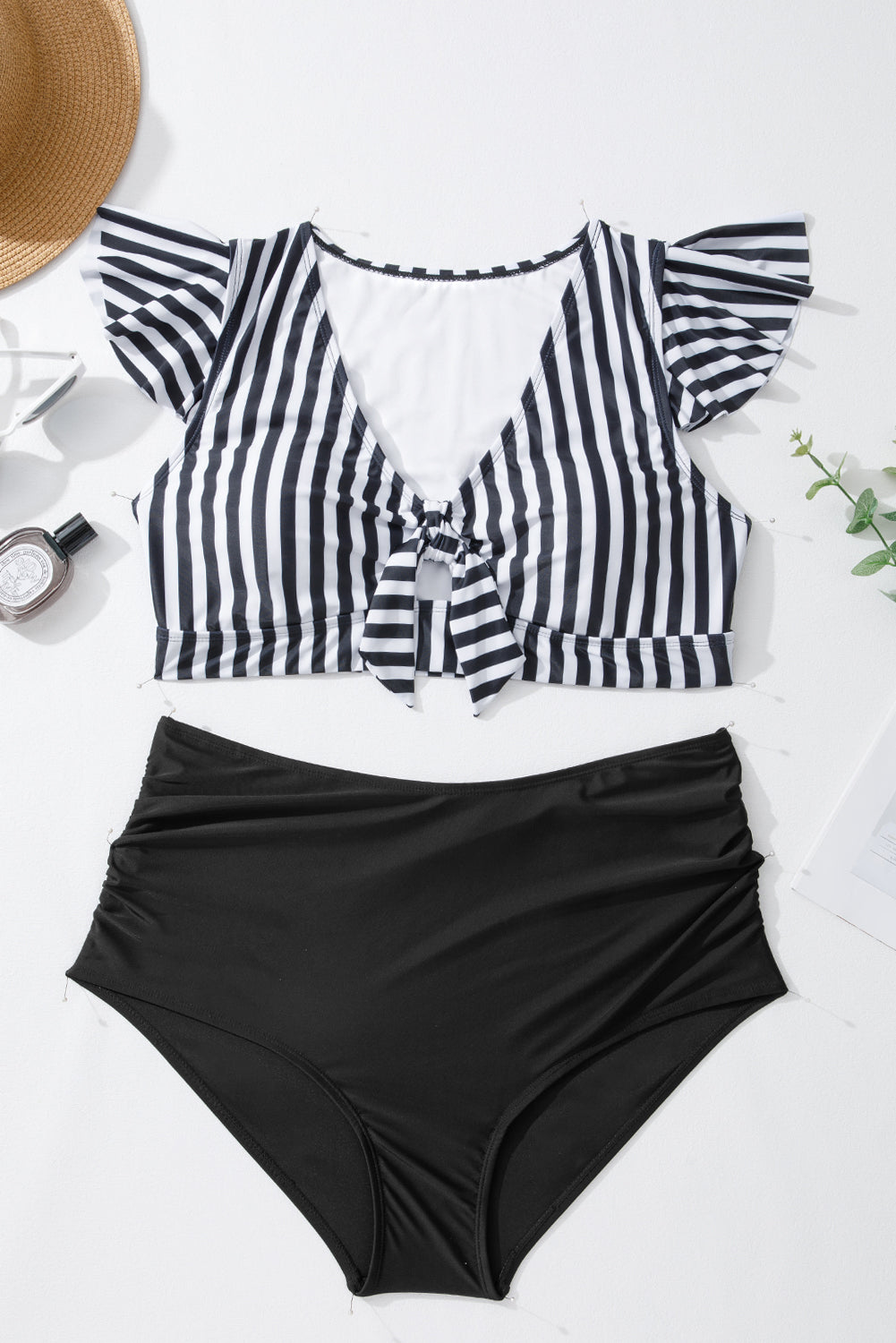 Conjunto de traje de baño de talla grande con rayas negras, nudo, mangas con volantes y cintura alta.