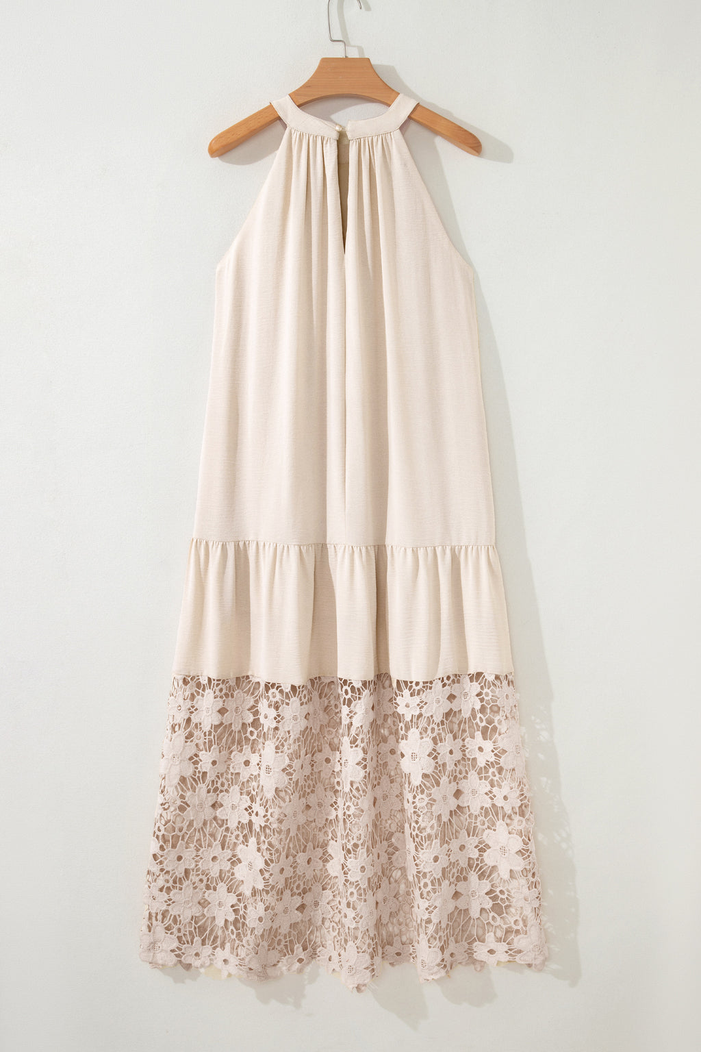 Elegantes Kleid mit hochgeschlossenem Ausschnitt