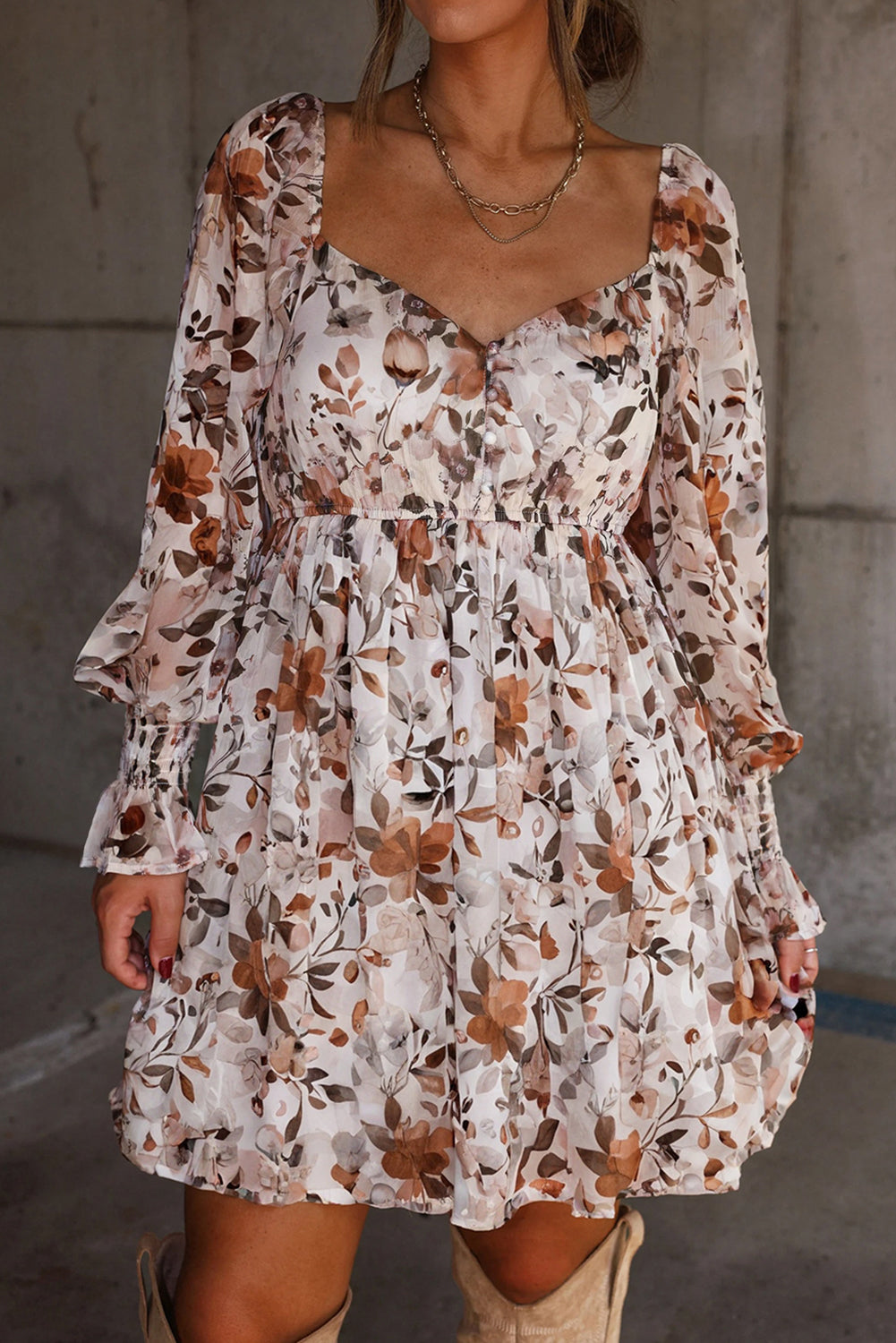 Minivestido blanco con estampado floral, escote corazón y cintura alta.
