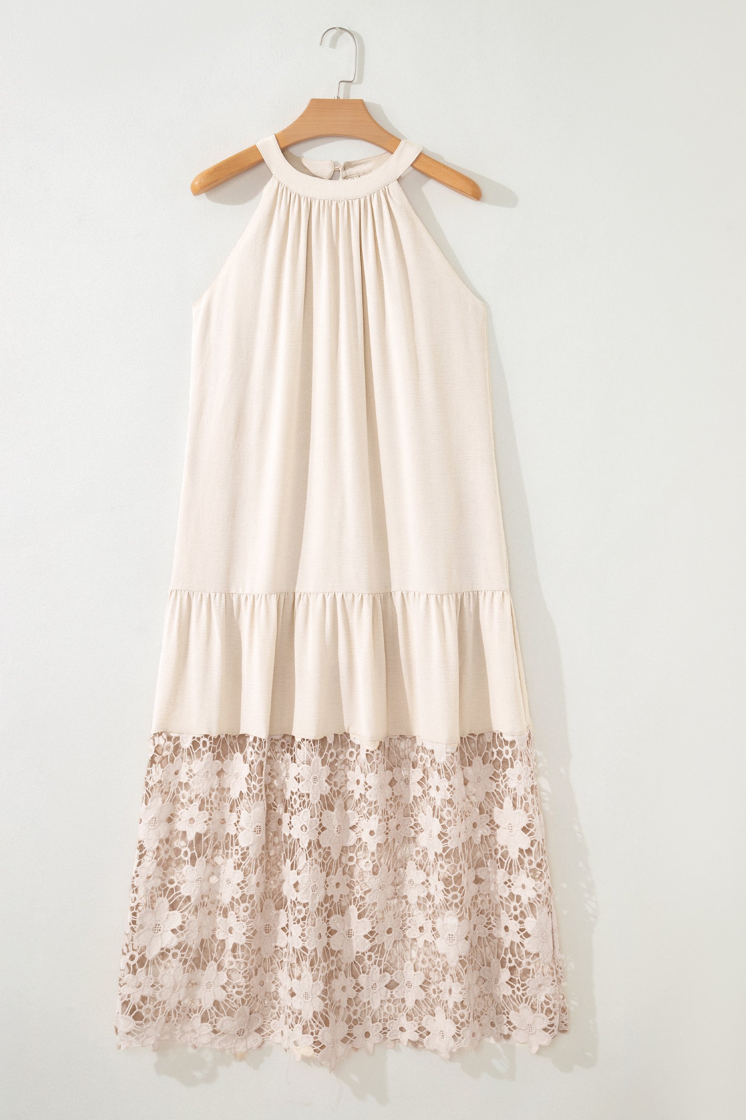 Elegantes Kleid mit hochgeschlossenem Ausschnitt