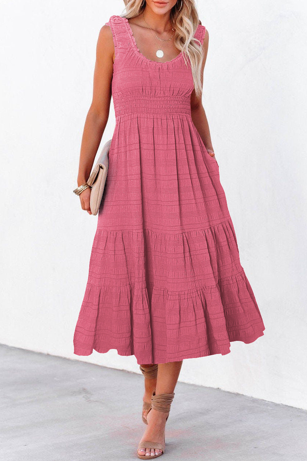 Vestido midi sin mangas con escote cuadrado y pliegues fruncidos en color rosa