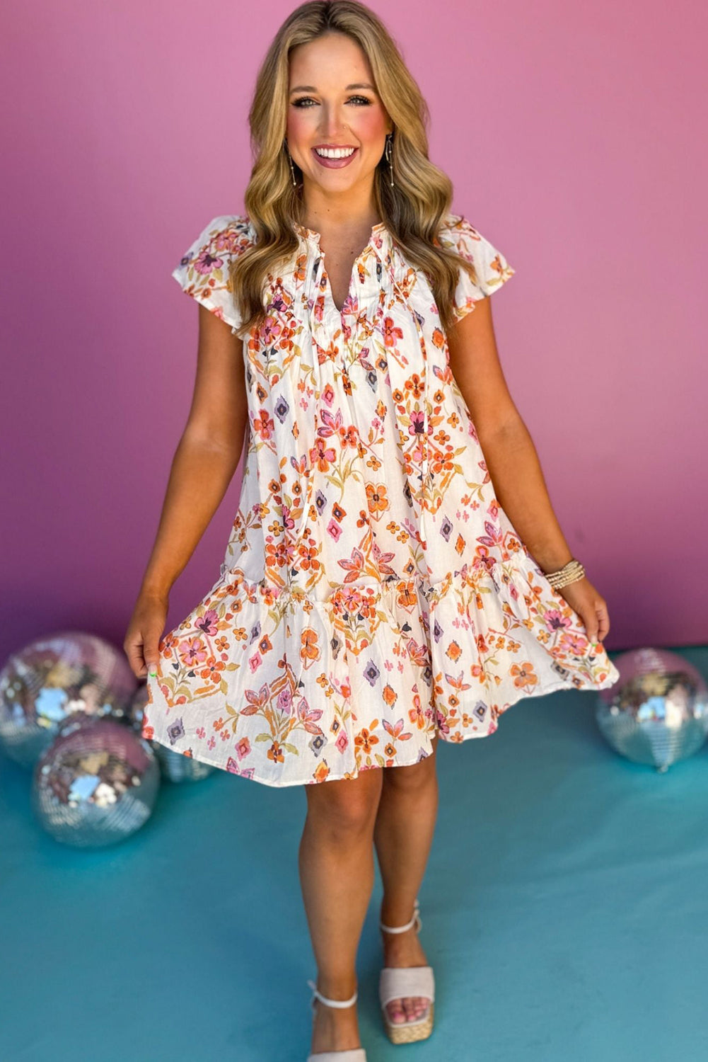 Minivestido de manga corta con volantes y estampado floral color albaricoque