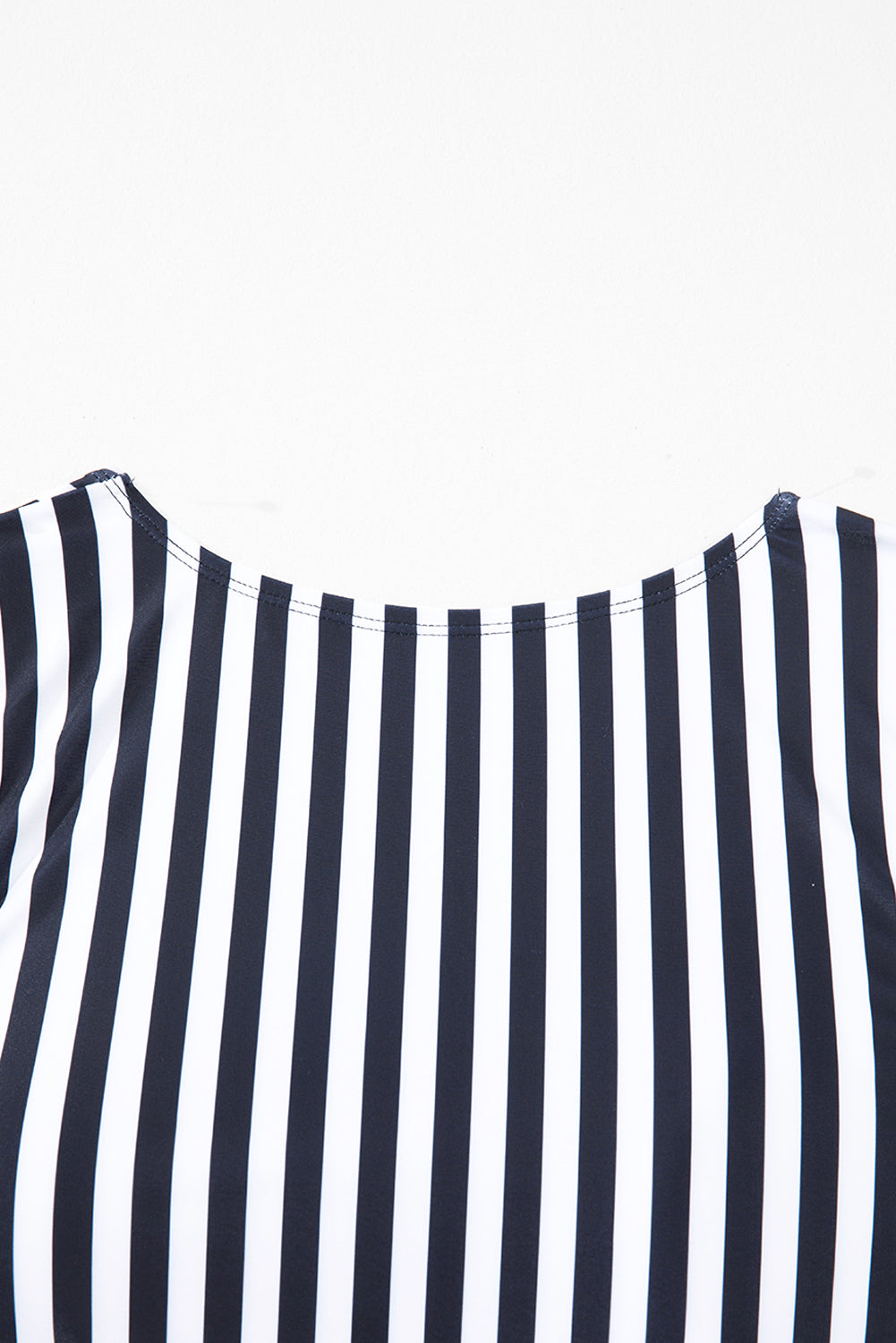 Conjunto de traje de baño de talla grande con rayas negras, nudo, mangas con volantes y cintura alta.