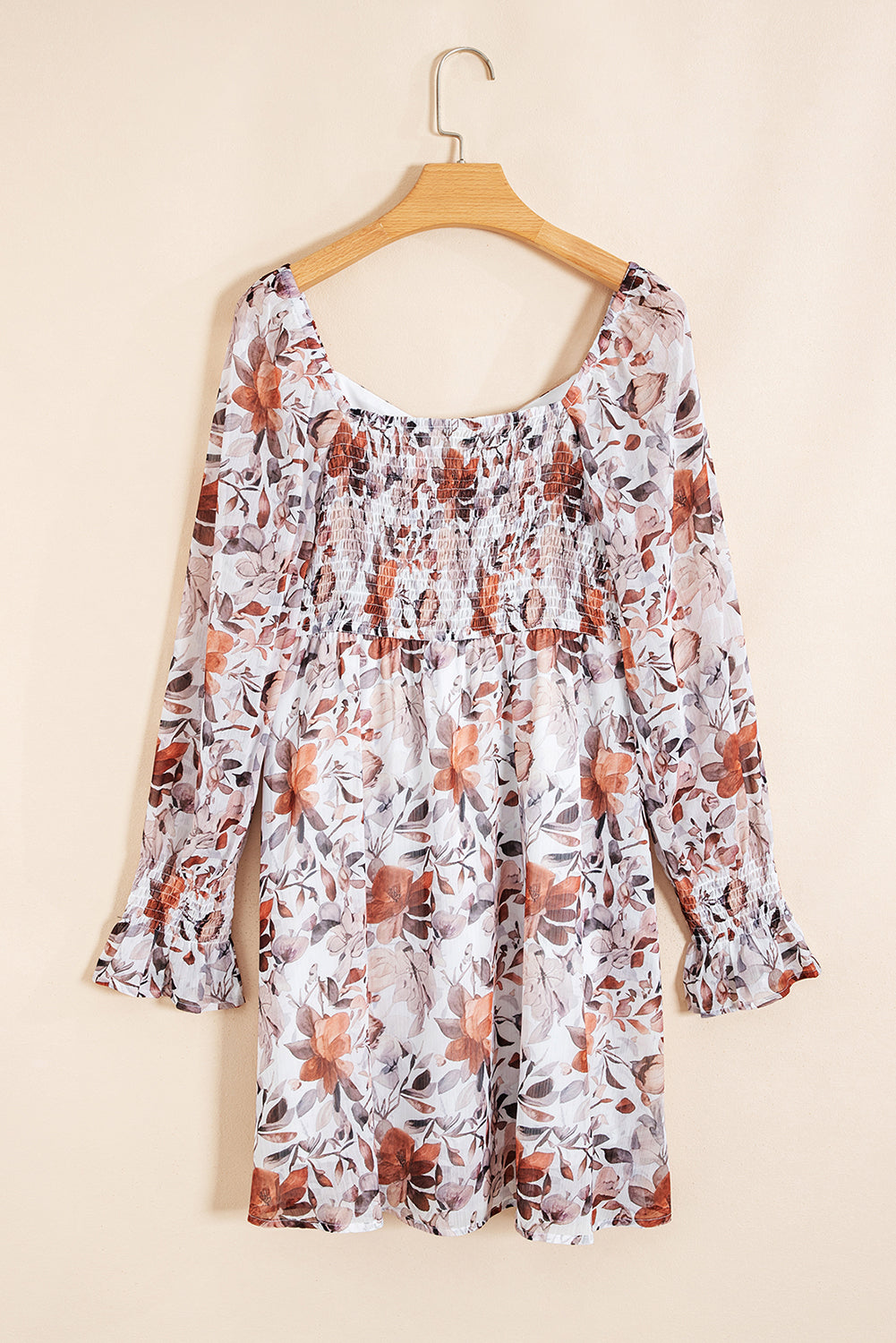 Minivestido blanco con estampado floral, escote corazón y cintura alta.