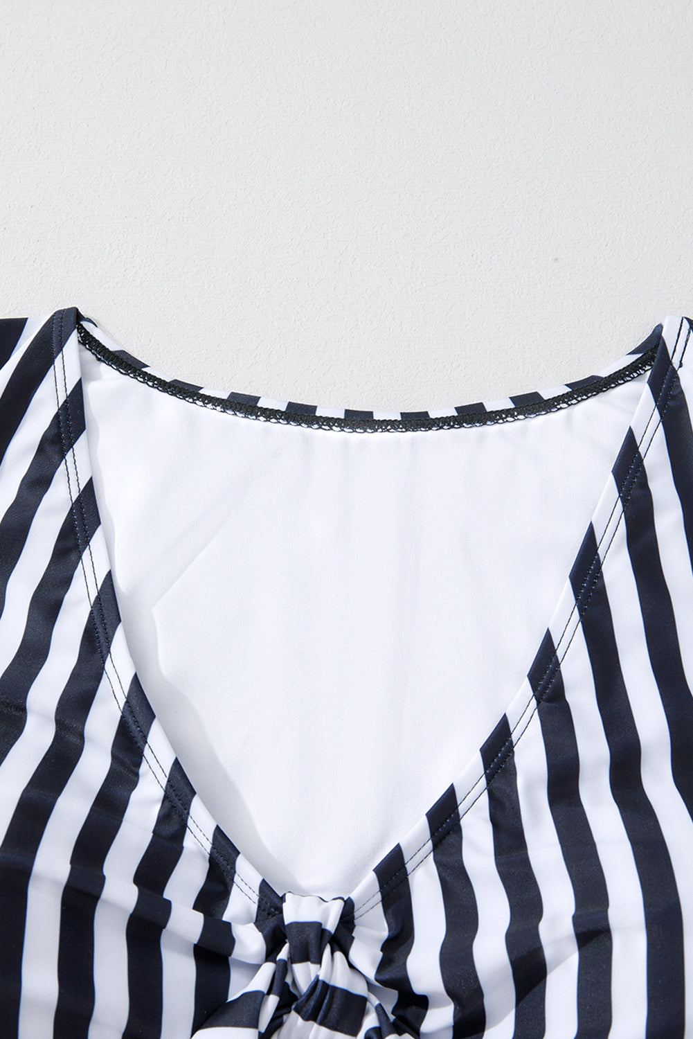 Conjunto de traje de baño de talla grande con rayas negras, nudo, mangas con volantes y cintura alta.