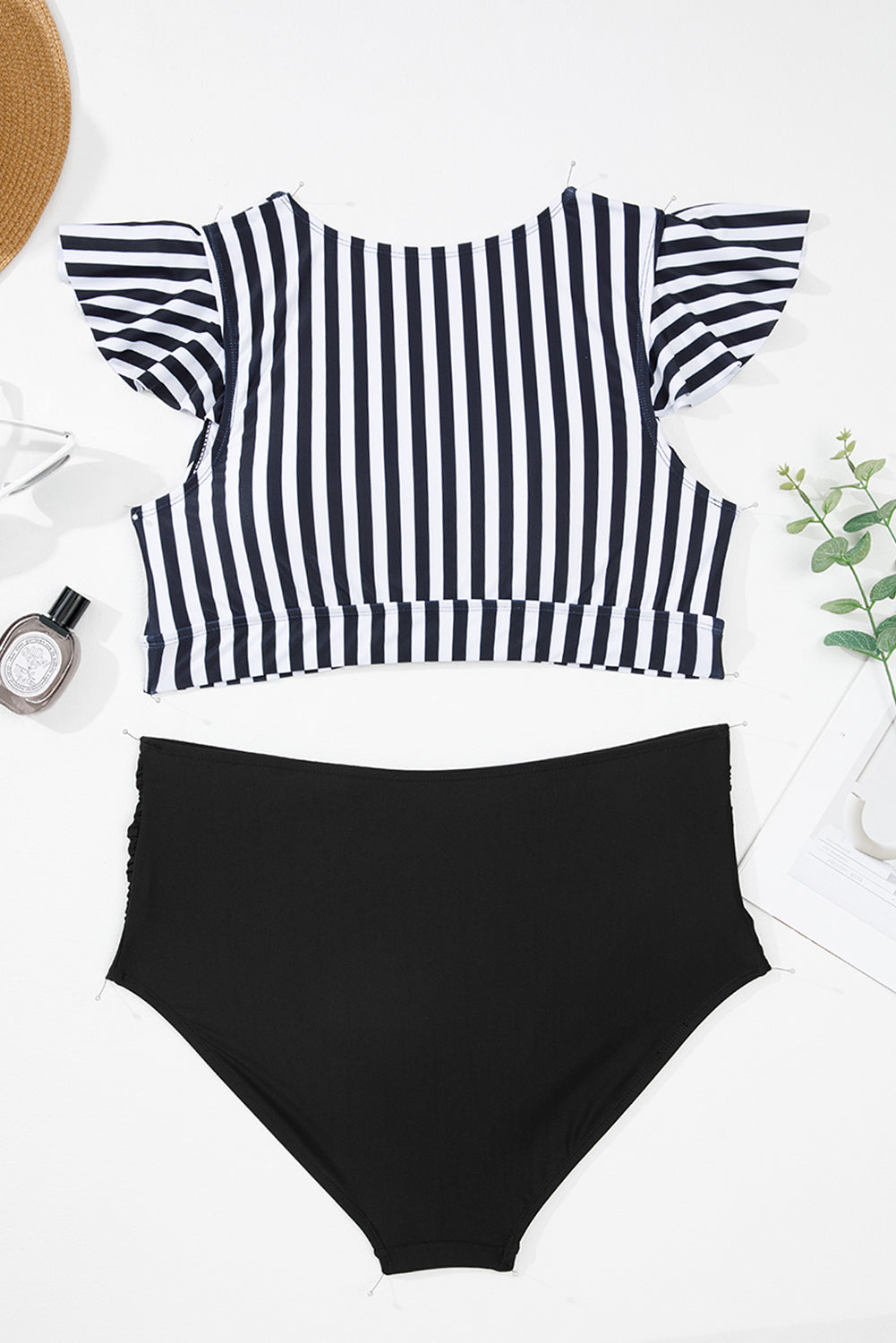 Conjunto de traje de baño de talla grande con rayas negras, nudo, mangas con volantes y cintura alta.