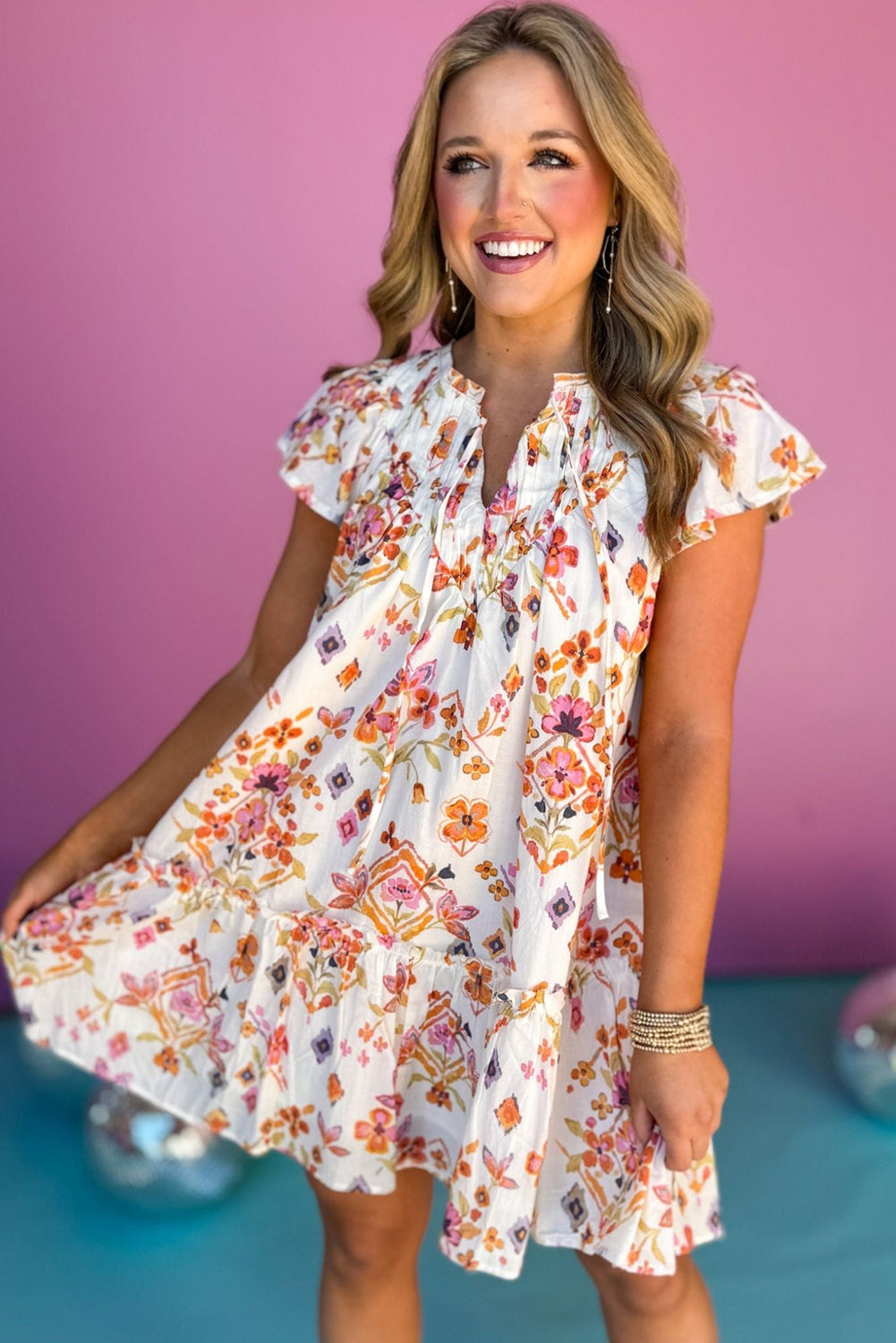 Minivestido de manga corta con volantes y estampado floral color albaricoque