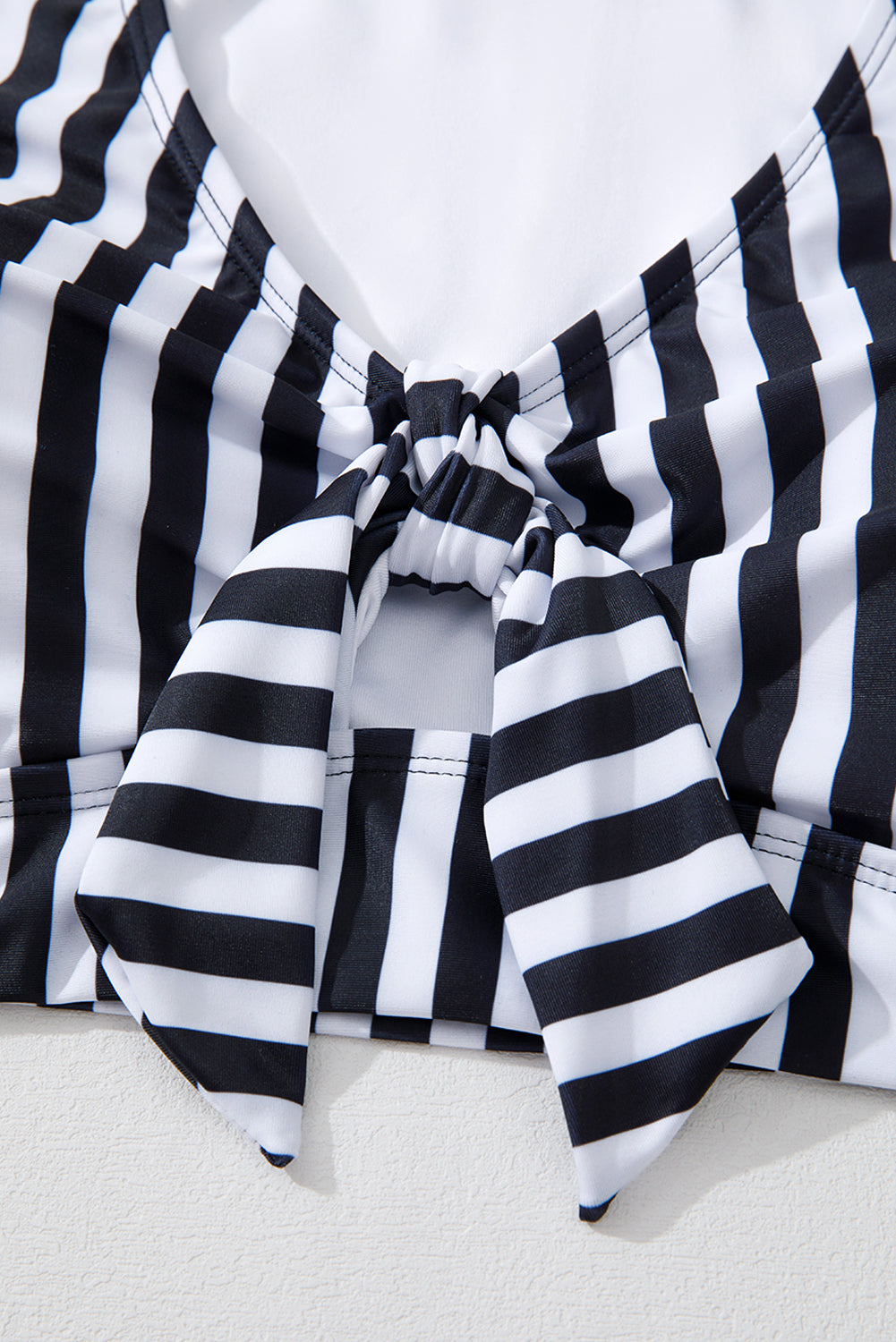 Conjunto de traje de baño de talla grande con rayas negras, nudo, mangas con volantes y cintura alta.