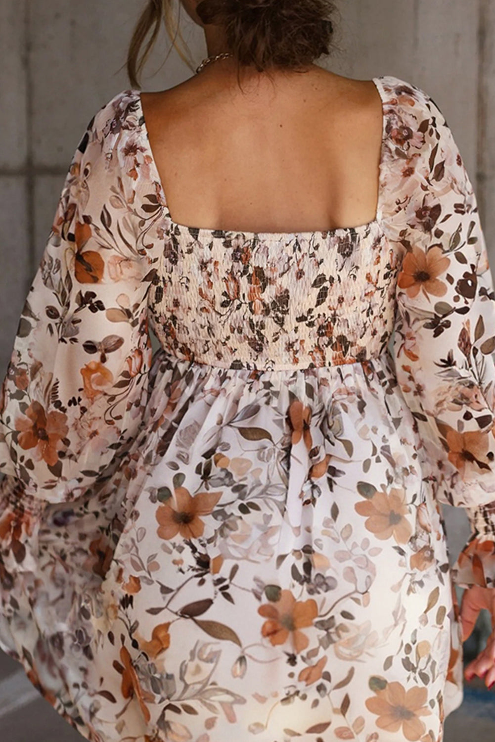 Minivestido blanco con estampado floral, escote corazón y cintura alta.