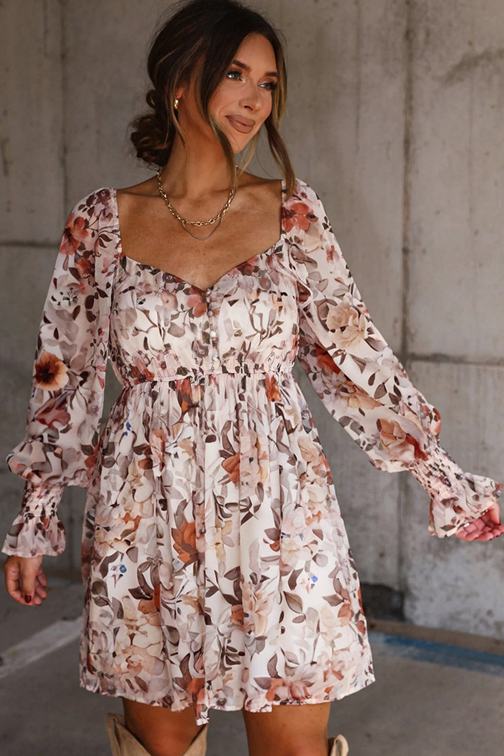 Minivestido blanco con estampado floral, escote corazón y cintura alta.
