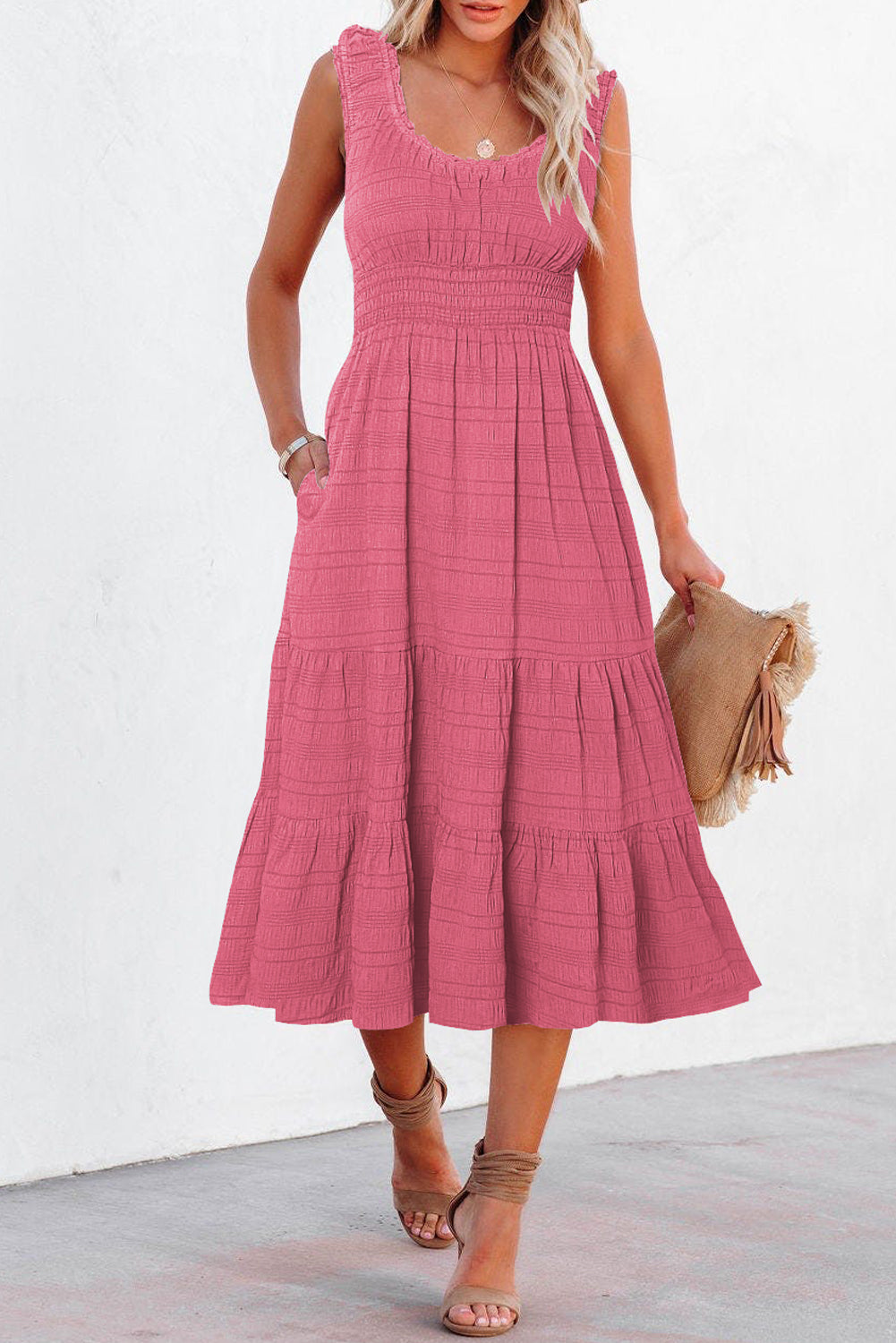 Ärmelloses Midikleid mit eckigem Ausschnitt und gerafften Falten in Rosa