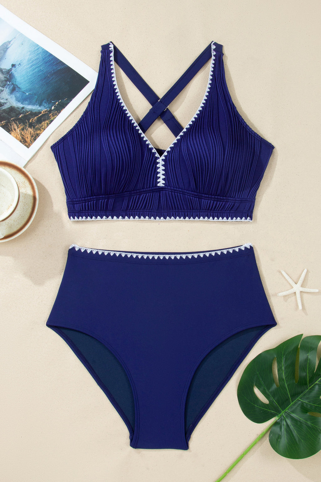 Bikinis de talle alto con cuello en V, ribete cosido en azul marino y textura combinable.