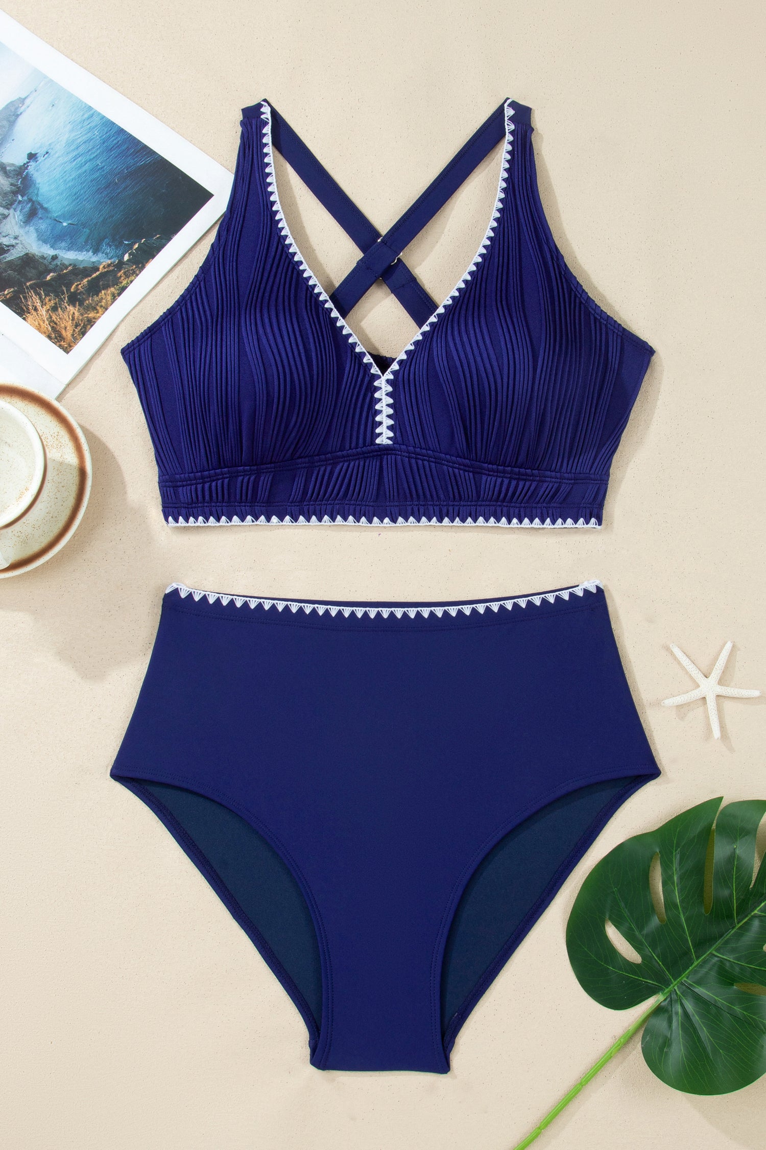Bikinis de talle alto con cuello en V, ribete cosido en azul marino y textura combinable.