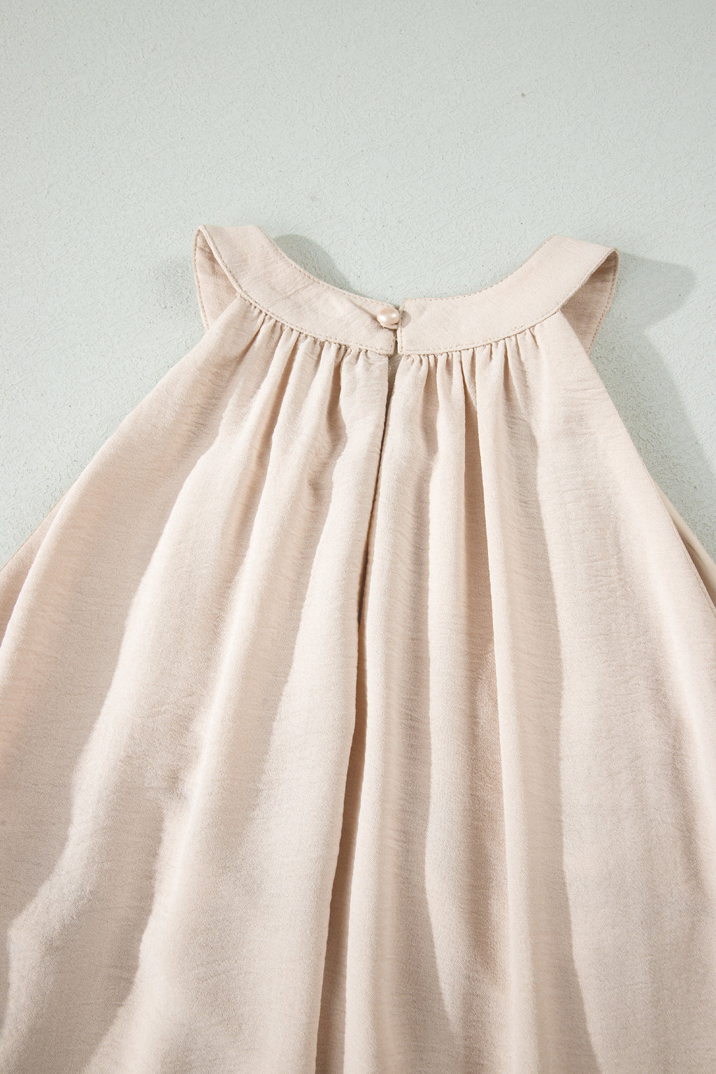 Elegantes Kleid mit hochgeschlossenem Ausschnitt