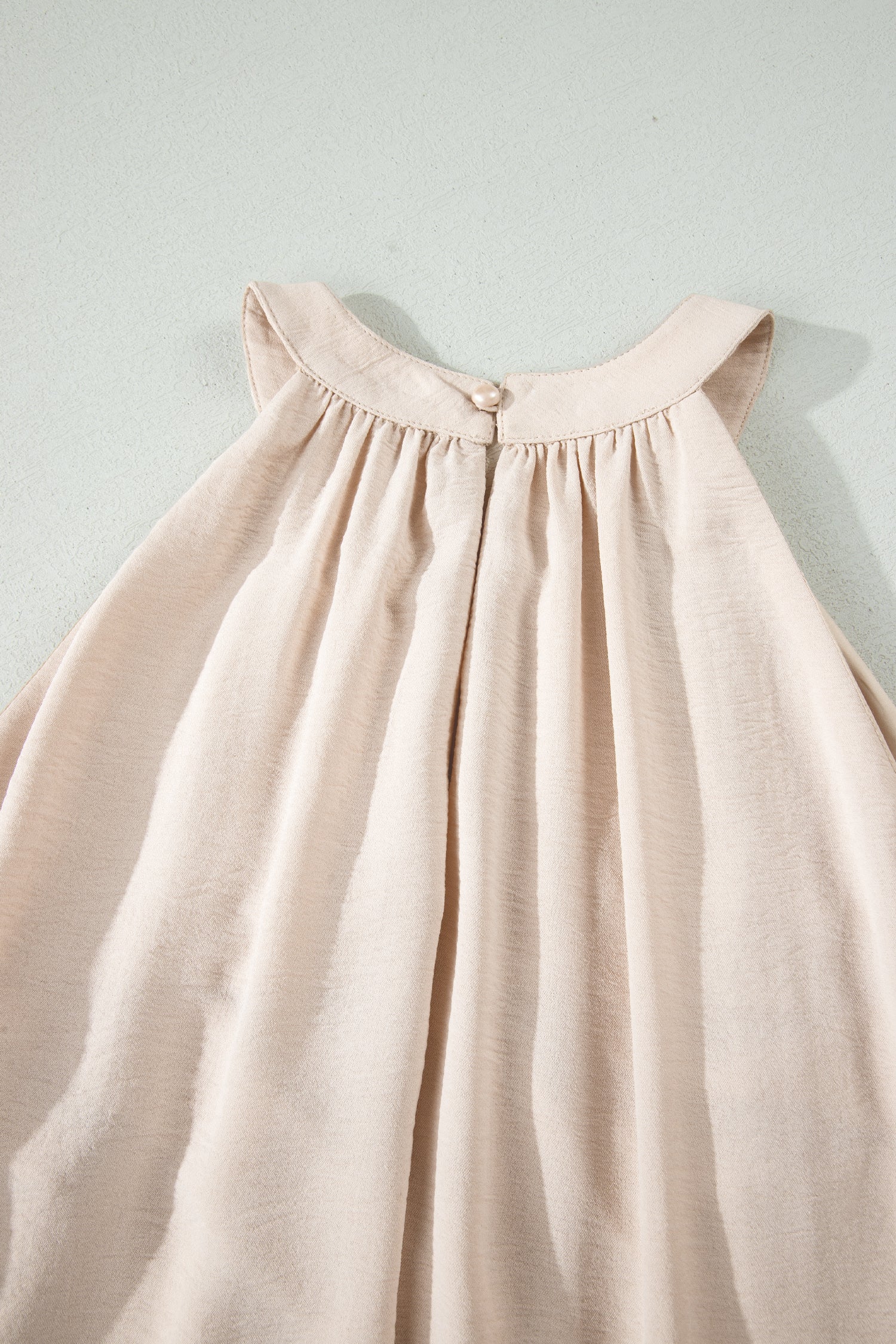 Elegantes Kleid mit hochgeschlossenem Ausschnitt
